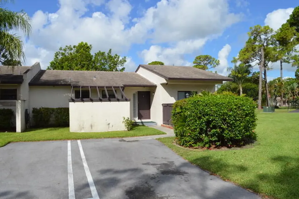 61 Seminole Court W Royal Palm Beach FL 33411