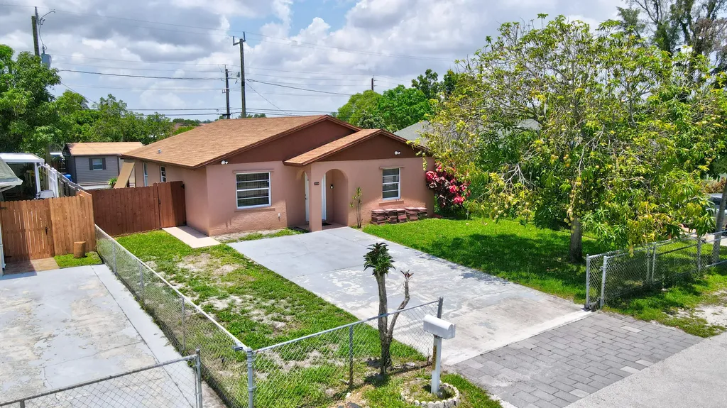 3723 Riedel Avenue Palm Springs FL 33461