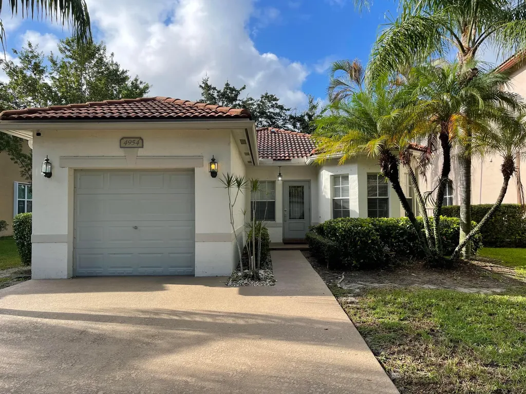 4954 Pelican Manor Coconut Creek FL 33073