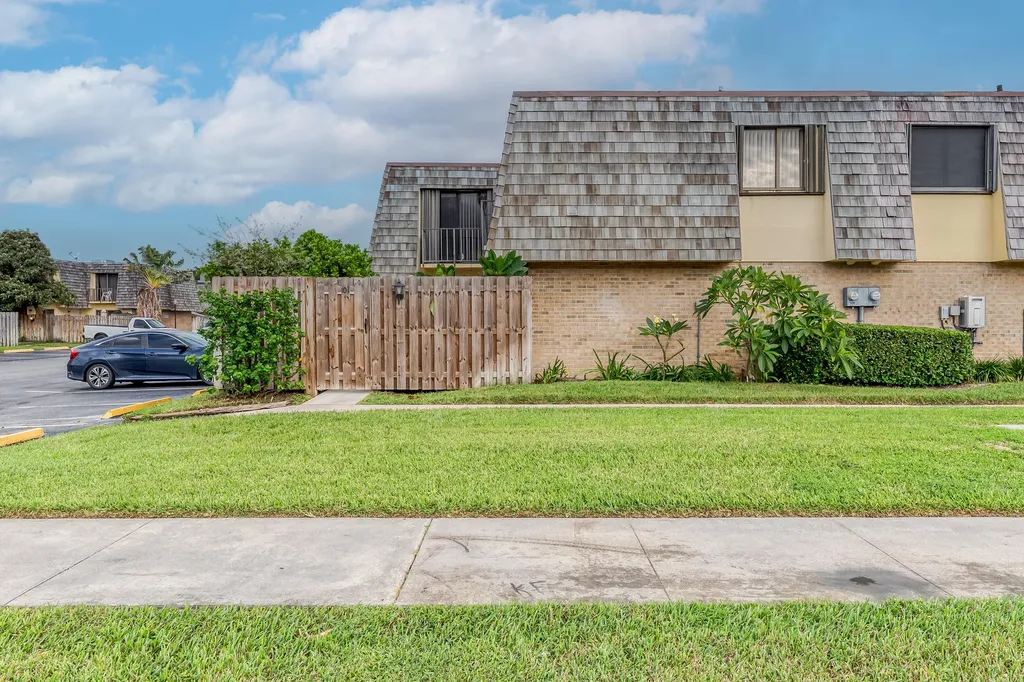 101 Woodland Road Palm Springs FL 33461