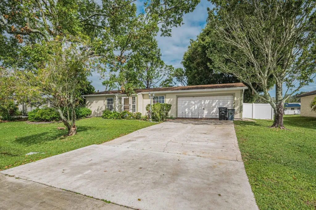 699 SW Lakehurst Drive Port St Lucie FL 34983