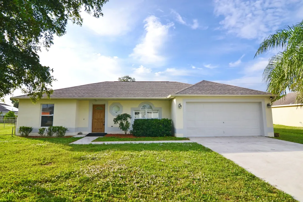 1112 SW Bayamo Avenue Port St Lucie FL 34953