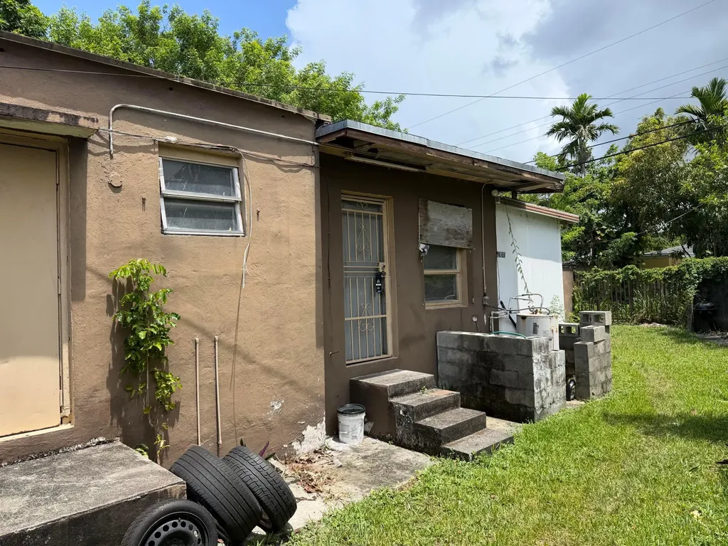 1280 NW 51st Street Miami FL 33142