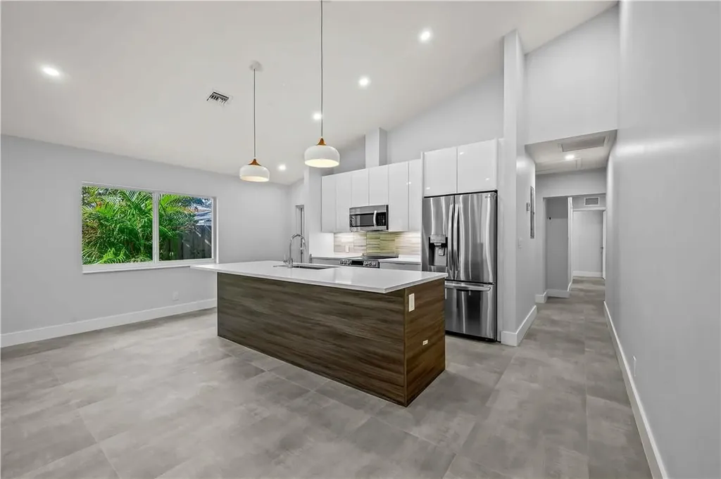 828 NE 17th Way Fort Lauderdale FL 33304