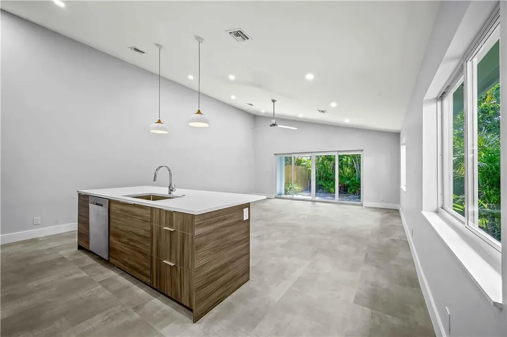 828 NE 17th Way Fort Lauderdale FL 33304