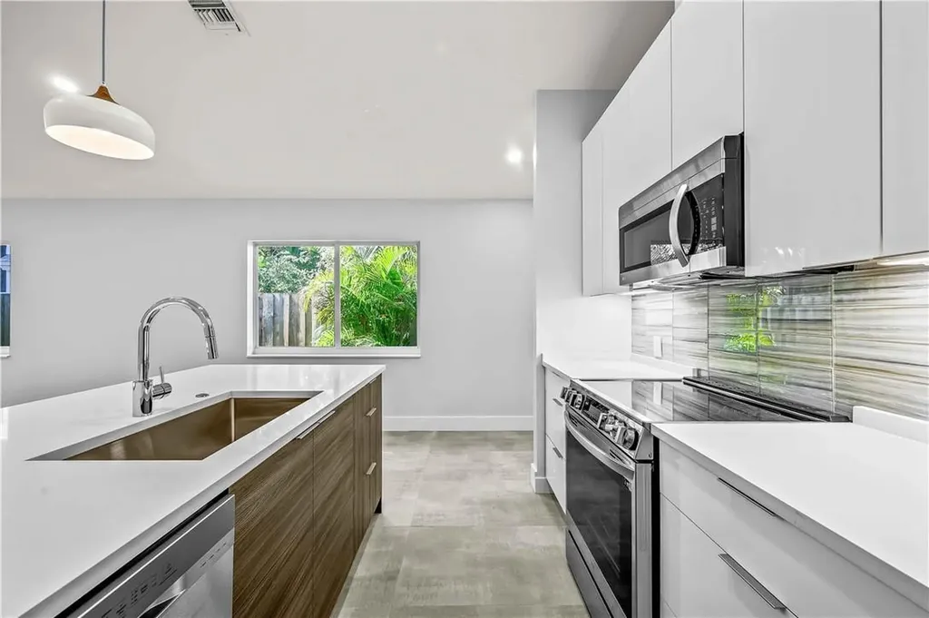 828 NE 17th Way Fort Lauderdale FL 33304
