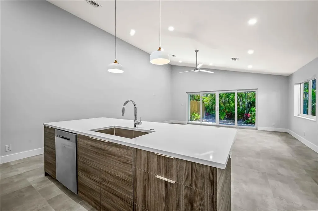 828 NE 17th Way Fort Lauderdale FL 33304