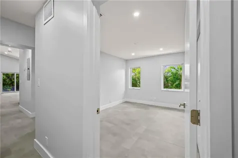 828 NE 17th Way Fort Lauderdale FL 33304