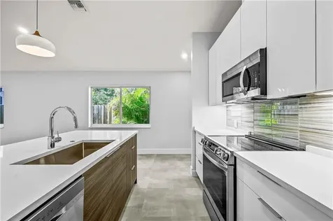 828 NE 17th Way Fort Lauderdale FL 33304