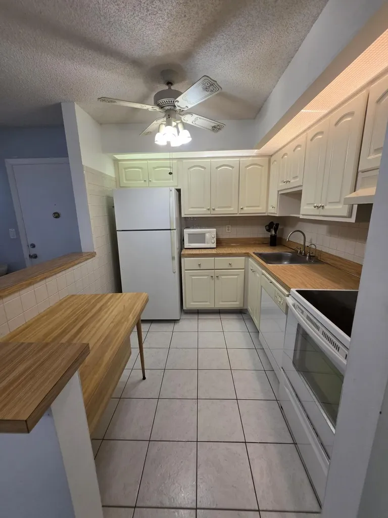 9895 N Belfort Circle Tamarac FL 33321