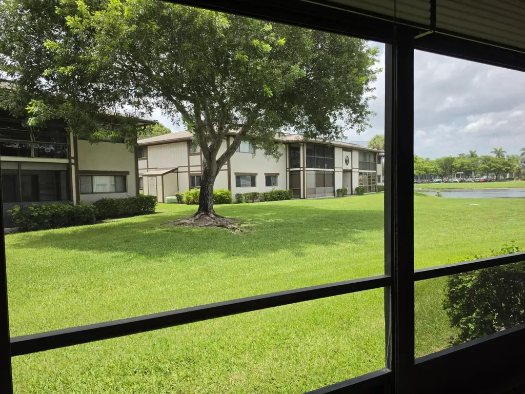 9895 N Belfort Circle Tamarac FL 33321