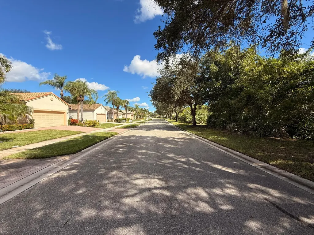 633 NW Whitfield Way Port St Lucie FL 34986