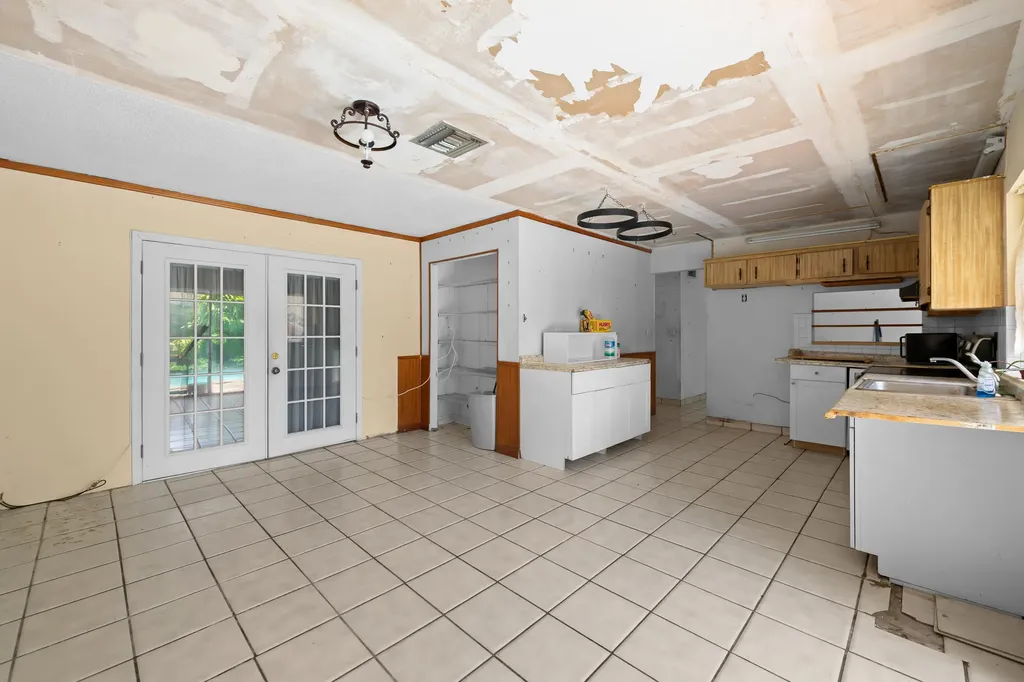8210 SW 4th Place North Lauderdale FL 33068