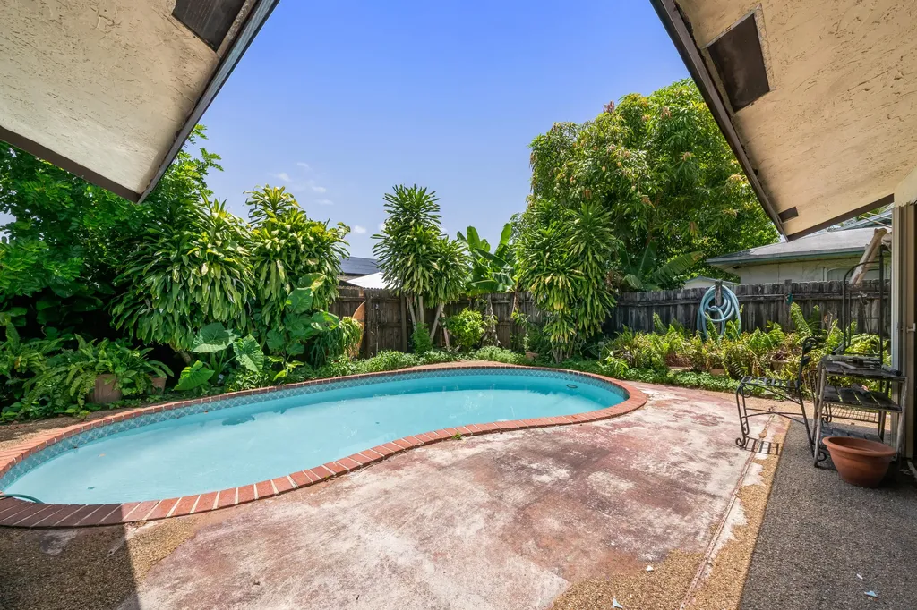 8210 SW 4th Place North Lauderdale FL 33068