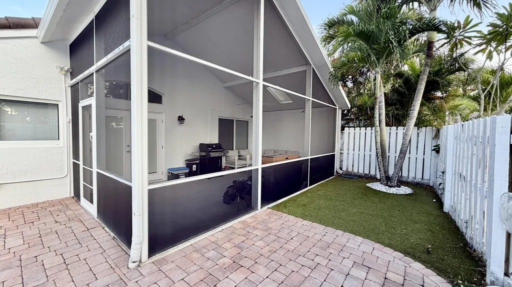 6883 Desert Inn Terrace Lake Worth FL 33463