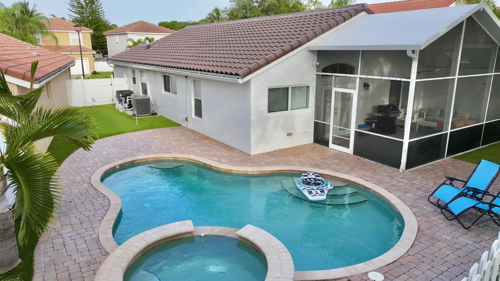 6883 Desert Inn Terrace Lake Worth FL 33463