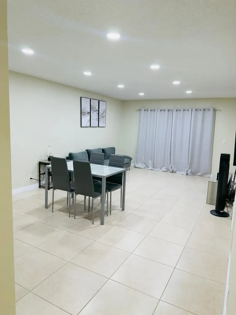 5545 N Lakewood Circle N Margate FL 33063