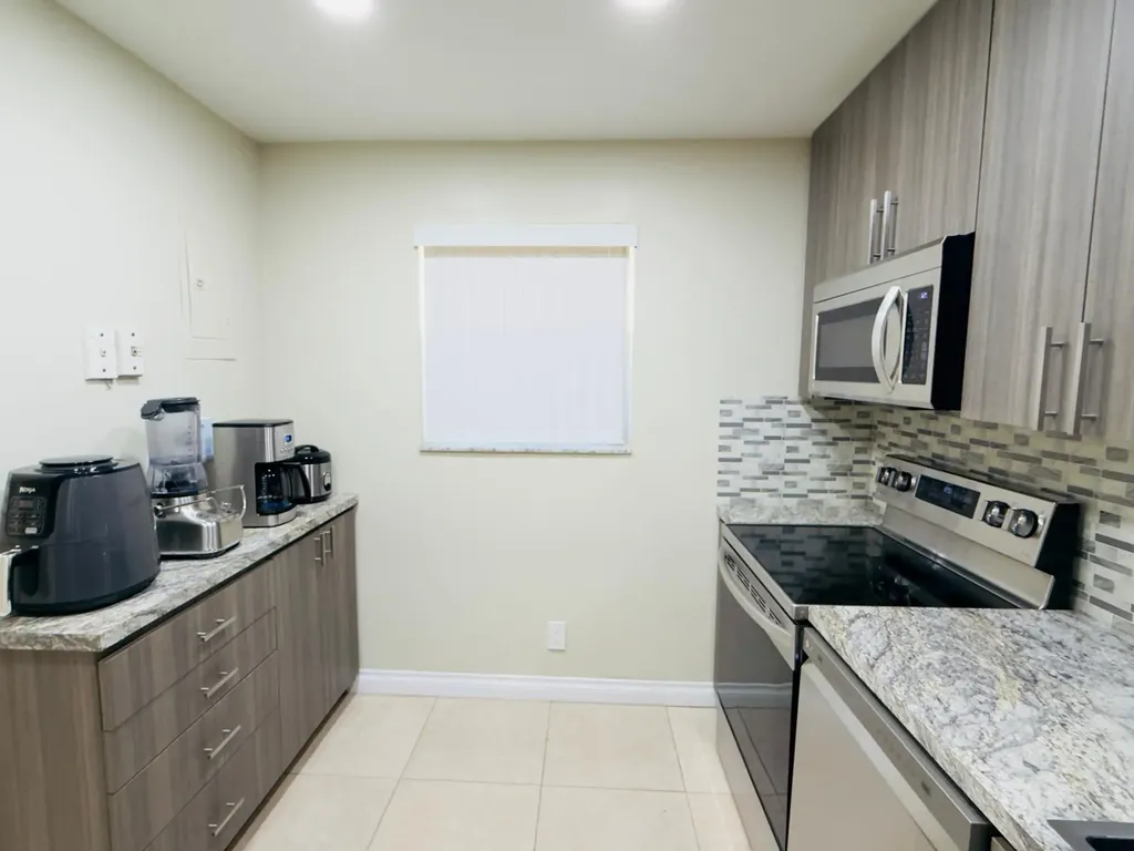 5545 N Lakewood Circle N Margate FL 33063