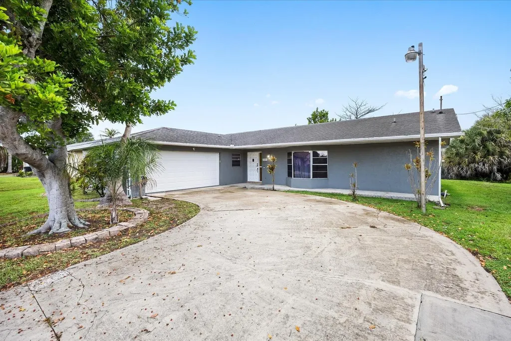 2550 SE Hemsing Street Port St Lucie FL 34984