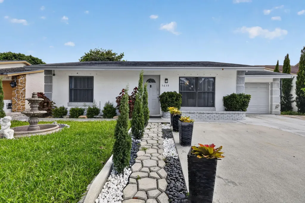 5639 Ithaca Circle E Lake Worth FL 33463