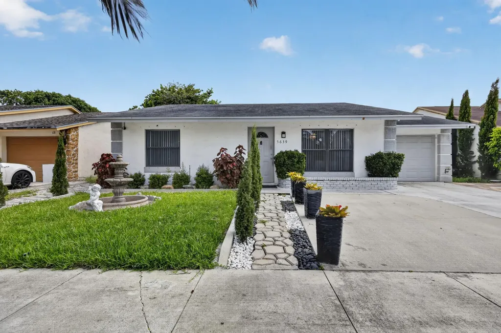 5639 Ithaca Circle E Lake Worth FL 33463