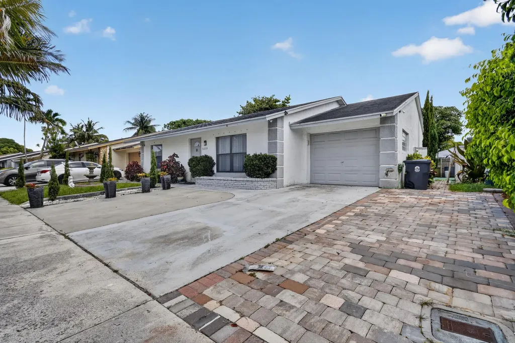 5639 Ithaca Circle E Lake Worth FL 33463