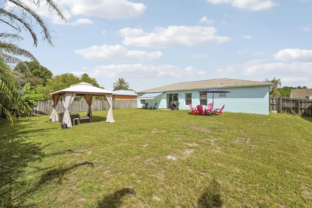 572 SW Bacon Terrace Port St Lucie FL 34953