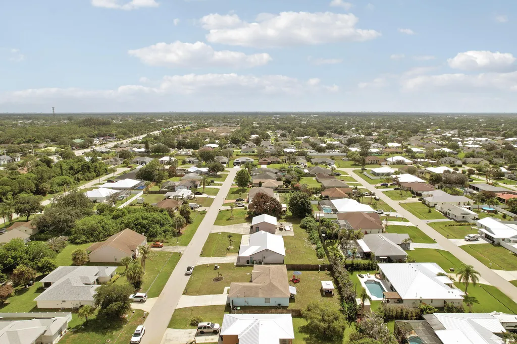 572 SW Bacon Terrace Port St Lucie FL 34953