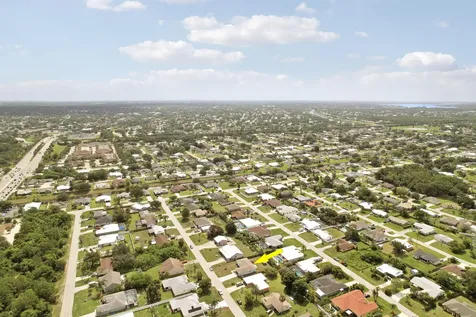 572 SW Bacon Terrace Port St Lucie FL 34953