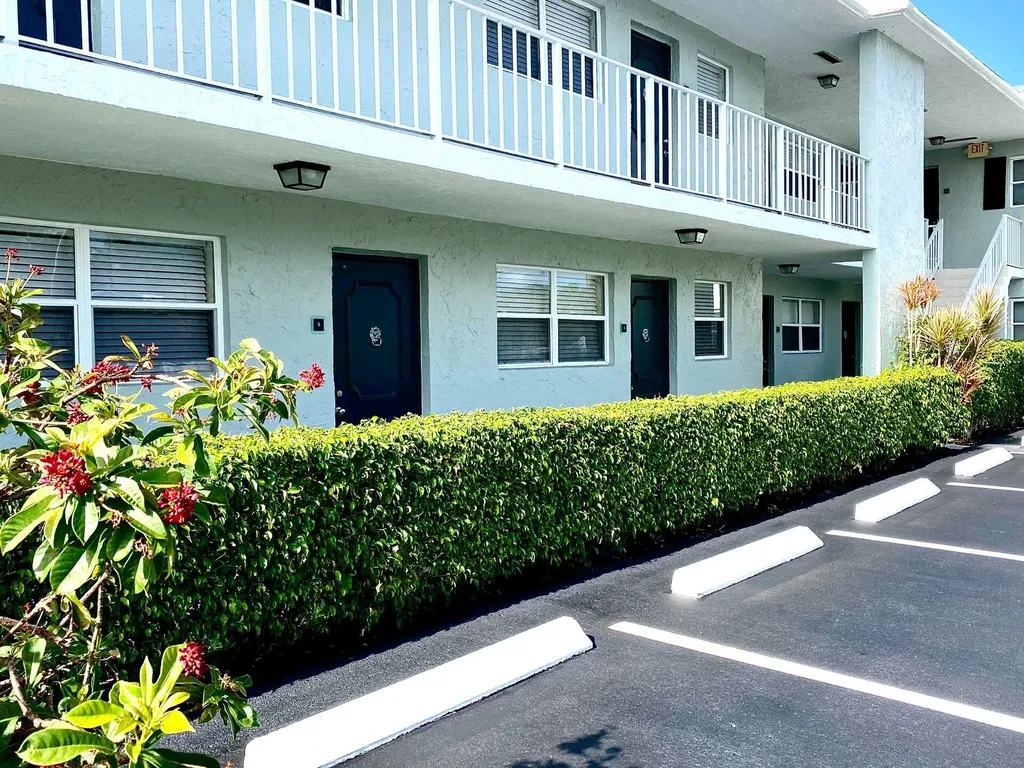 665 Glouchester Boca Raton FL 33487