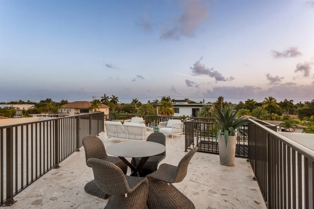 2441 NE 48th Court Lighthouse Point FL 33064