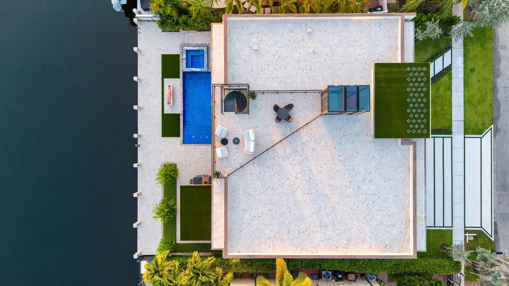 2441 NE 48th Court Lighthouse Point FL 33064