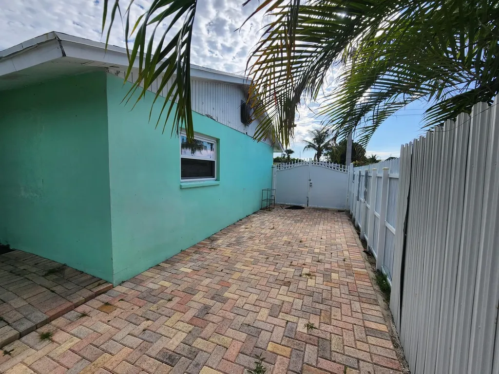 605 S 12th Street Lantana FL 33462