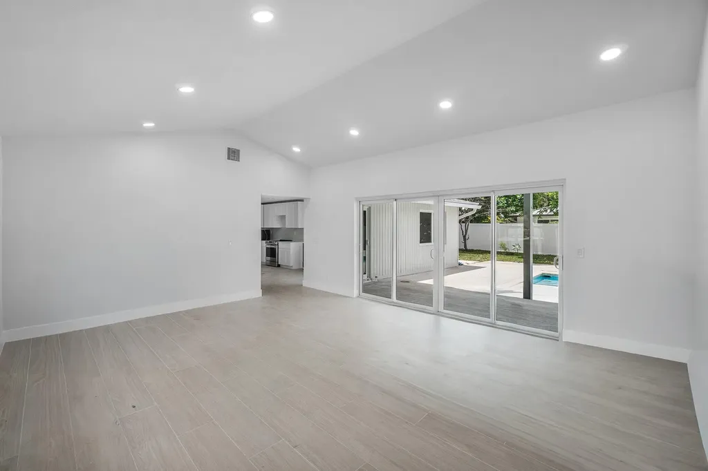 723 SW 27th Terrace Boynton Beach FL 33435