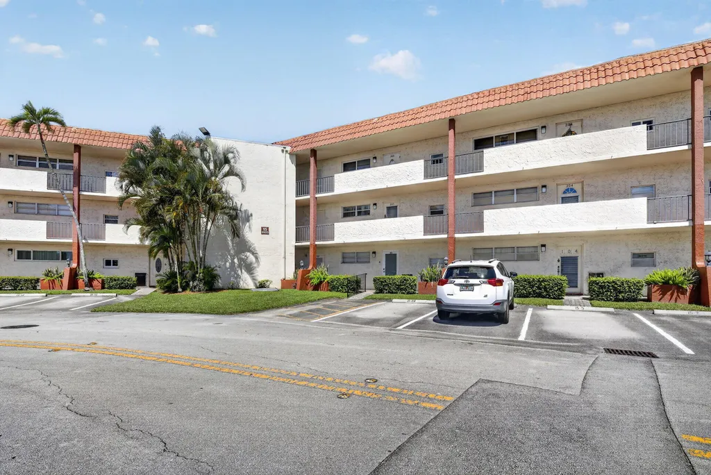 9923 S Hollybrook Lake Drive Pembroke Pines FL 33025