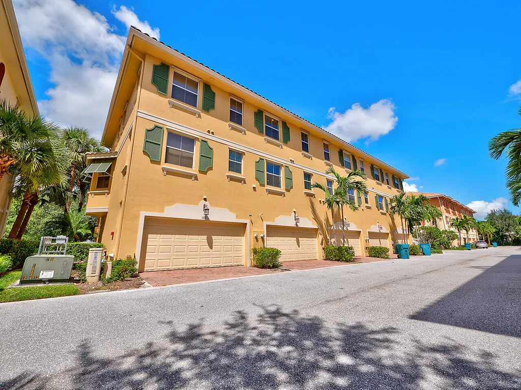 1859 Vía Granada Boynton Beach FL 33426