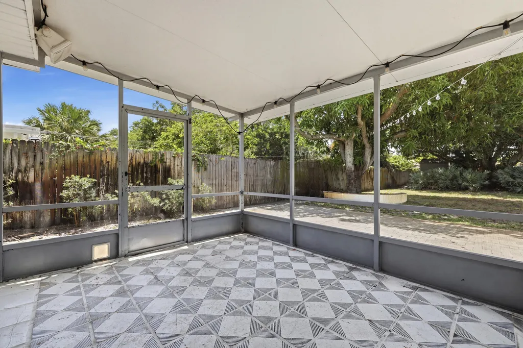 1225 15th Avenue N Lake Worth Beach FL 33460