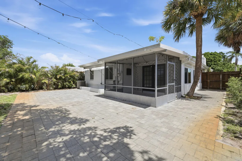 1225 15th Avenue N Lake Worth Beach FL 33460