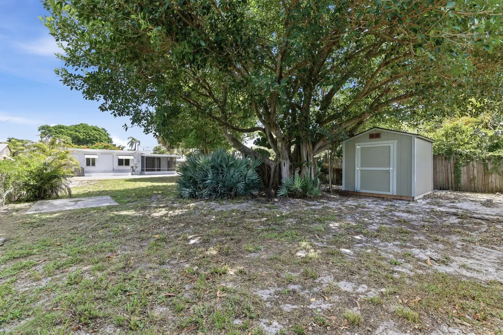 1225 15th Avenue N Lake Worth Beach FL 33460