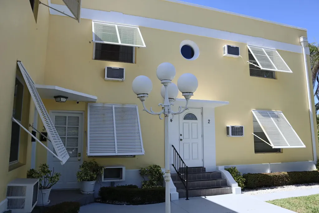 172 N County Road Palm Beach FL 33480