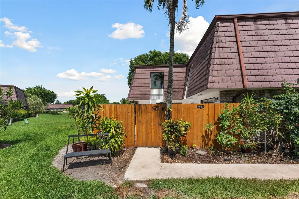 7683 Courtyard Run W Boca Raton FL 33433