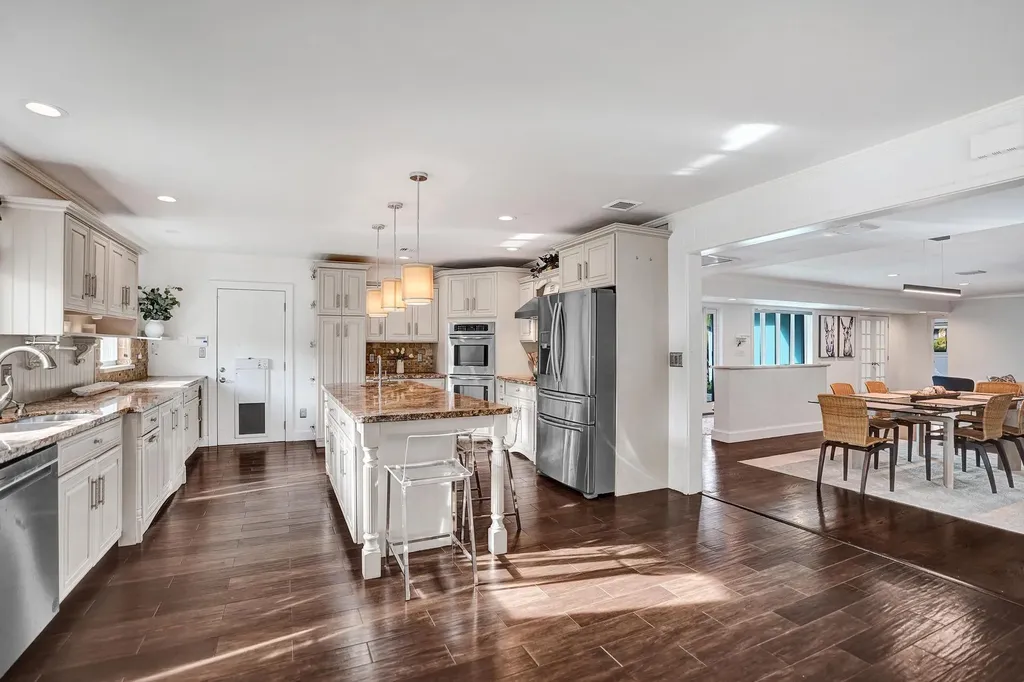 10 Minnetonka Road Sea Ranch Lakes FL 33308