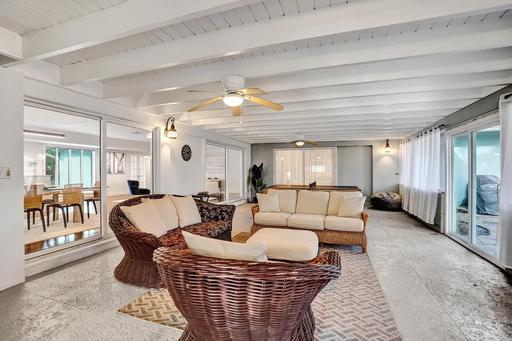 10 Minnetonka Road Sea Ranch Lakes FL 33308