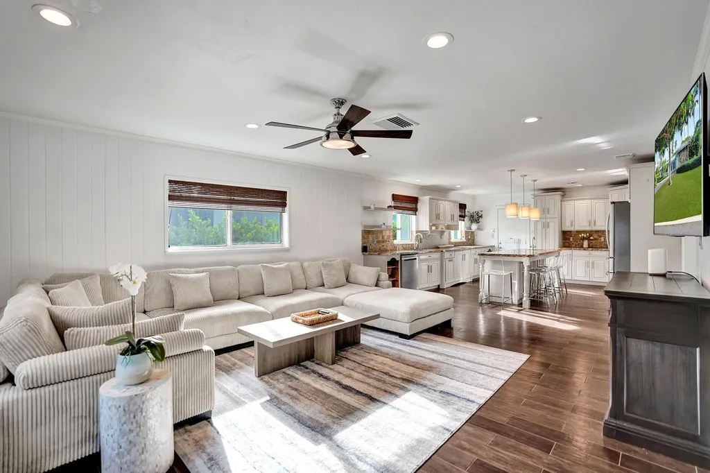 10 Minnetonka Road Sea Ranch Lakes FL 33308