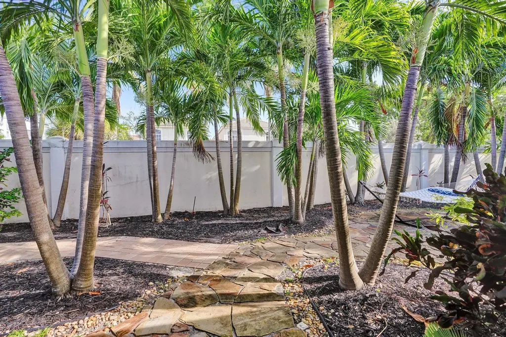 10 Minnetonka Road Sea Ranch Lakes FL 33308
