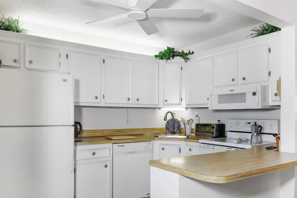 106 Lake Pine Circle Greenacres FL 33463