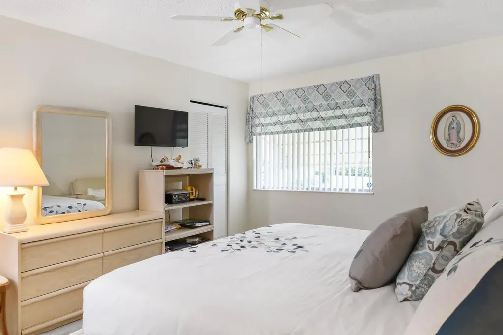 106 Lake Pine Circle Greenacres FL 33463