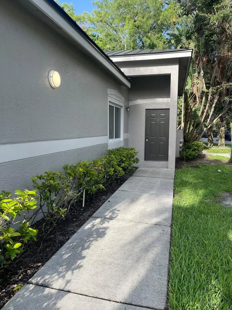 260 Crestwood Circle Royal Palm Beach FL 33411