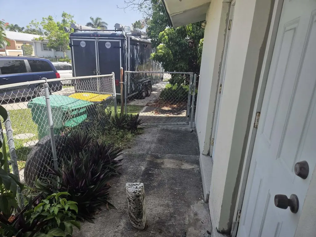 205 SE 7th Street Dania Beach FL 33004