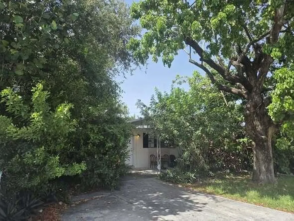 207 SE 7th Street Dania Beach FL 33004